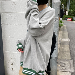 Sweat-shirt gris d'hiver personnalisé avec col et ourlet rayés verts, pull unisexe en coton avec logo imprimé numériquement, streetwear décontracté - Product Image 5