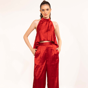 ชุดวันพีซเปิดหลังสีแดงเสื้อคล้องคอเปิดหลังสุดฮ็อตชุดเดียวสำหรับฤดูใบไม้ผลิสินค้าออกใหม่ - Product Image 1