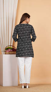 Kurti corto de algodón con estampado floral negro para mujer, con cuello redondo y mangas tres cuartos, hecho en tela suave y transpirable. - Product Image 6