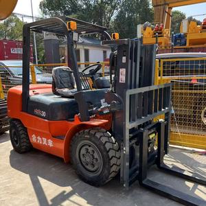 Montacargas Heli CPCD 30 de segunda mano con pocas horas de uso, capacidad de 3 toneladas, motor Isuzu Stage 2, desplazador lateral y cilindro central. - Product Image 1
