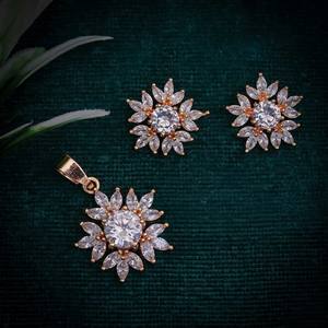 Ensemble de pendentifs étoiles florales tendance et élégants, plaqué or, alliage de haute qualité, pierres de zircon de qualité supérieure, style féminin - Product Image 2