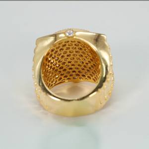 Impresionante anillo de diamantes de estilo hip hop para hombre en oro amarillo de 14 quilates, realzado con brillo mejorado y claridad VVS para acentuarlo. - Product Image 4