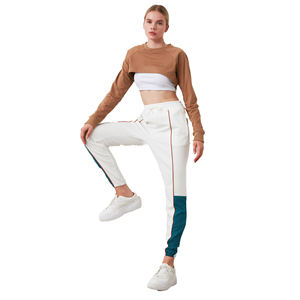 Chándales de mujer Últimos diseños Mujer Cropped Hood Joggers Mono Set Venta al por mayor Chándal en blanco para mujer - Product Image 1