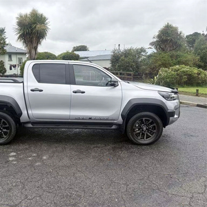 Nouvelles ventes de voitures d'occasion 2025 Toyota Hilux SR5 Cruiser 2.8DT Hybride 6AT 4x4 pick-up prêt à être expédié - Product Image 1