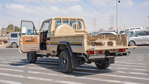 Toyota Land Cruiser 79 Pickup 2020 de Primera Mano, 5 Puertas, 5 Plazas, SUV, 8 Cilindros, 4.5L Diésel, Manual, Usado, Volante a la Izquierda, Tapicería Oscura - Product Image 4
