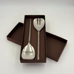 Serveur à salade décoratif en acier inoxydable avec poignée à motif en relief et finition polie, ustensiles de cuisine, ensemble de serveurs à salade de luxe - Product Image 6