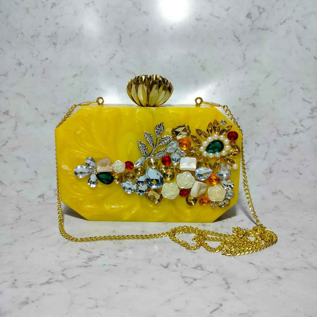 สีเหลือง