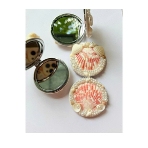 Espejo de concha real para uso en bolsos, perfecto para belleza en movimiento, retoques cosméticos y colecciones de regalos temáticos tropicales - Product Image 4