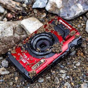 กล้องแอคชั่นดิจิตอล TG-7 12MP เลนส์ F2.0 พร้อมโปรเซสเซอร์ภาพ TruePic VIII สีแดง ชุดรวมแบตเตอรี่ Li-Ion แบบชาร์จได้ - Product Image 1
