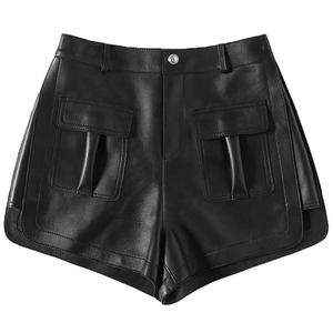 Shorts en cuir PU noir satiné taille haute avec poches et fermeture boutonnée, style motard pour femme - Product Image 1