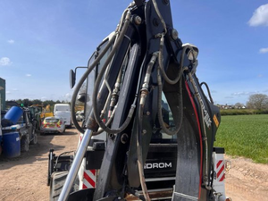 รถตักแบคโฮมือสอง ปี 2025 เครื่องยนต์ดีเซล แบบตีนตะขาบ พร้อมระบบไฮดรอลิก Bosch แรงบิดสูง น้ำหนัก 99 กก. - Product Image 5