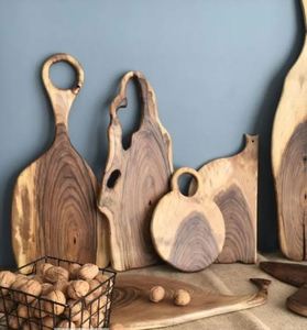 Planche à découper en bois réversible tendance avec fini vieilli offrant une surface à double usage pour couper et servir - Product Image 5