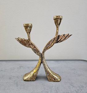 Portavelas de metal con acabado de latón con diseño atemporal y base ancha creada para uso espiritual o ceremonial - Product Image 5