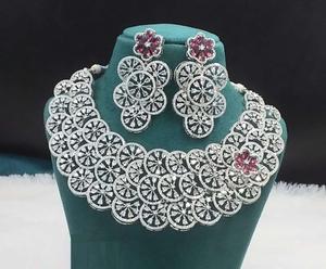 ชุดสร้อยคอทองเหลืองแฟชั่นที่มีน้ำหนักเบาสวมใส่สบายสำหรับการสวมใส่ที่ยาวอุปทานทั่วโลกจากอินเดียจี้เสน่ห์ - Product Image 2