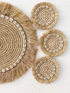 Sous-verres rustiques en raphia tissé à la main qui empêchent les traces d'eau sur les meubles tout en ajoutant un style décoratif écologique - Product Image 3