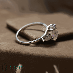 Bague de fiançailles de style trois pierres en diamant ovale et coupe poire pour femme - Product Image 4