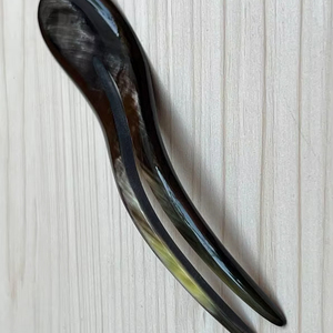 Barrettes à cheveux modernes et écologiques en corne de buffle faite à la main, forme naturelle, style amour - Accessoires de cheveux de collection d'art - Product Image 1