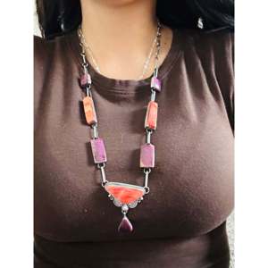 Conjunto de Collar Navajo Hecho a Mano con Concha de Ostra Espinosa Morada y Roja y Plata de Ley, Joyería Cultural Coleccionable - Product Image 2