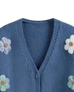 Pull en tricot en denim bleu personnalisé pour femmes avec application florale multicolore, col en V, boutons sur le devant, haut tendance d'hiver mignon - Product Image 5