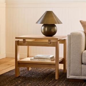 Table d'appoint ronde élégante en bois conçue avec des pieds symétriques et un design raffiné pour répondre aux thèmes modernes et classiques - Product Image 5