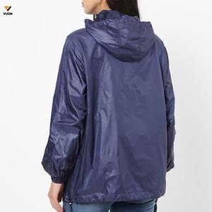 Veste coupe-vent en polyester imperméable surdimensionné léger pour femme conçoit sur mesure capuche escamotable respirant imprimé pour l'extérieur - Product Image 4