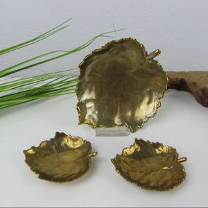 Ensemble de 3 bols décoratifs en forme de feuille pour la présentation de noix, de bonbons et de fruits secs, élégant centre de table et décoration d'intérieur - Product Image 1