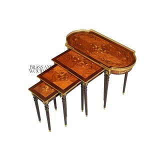 Ensemble de tables gigognes classiques de luxe avec incrustations en bois faites à la main et détails en laiton pour une décoration intérieure élégante - Product Image 1