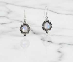 Boucles d'oreilles clous en pierre de lune arc-en-ciel ornée, plaquées or, argent sterling, pendentif en grappe, style vintage mignon, pierre de naissance de juin - Product Image 4