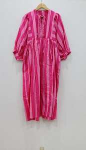 มินิเดรสสั้นสีชมพูลายทางพร้อมเชือกปิดคอลึกพิมพ์ลายบล็อกยาวธรรมชาติเหมาะสำหรับใส่ในฤดูร้อน - Product Image 2