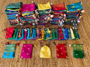 ผ้าไหมส่าหรีทำมือรีไซเคิลของขวัญและถุงคริสตัลหรือถุงสำหรับการรักษาเครื่องประดับกระเป๋าของขวัญผ้าไหม Saree ถุงของขวัญ - Product Image 4