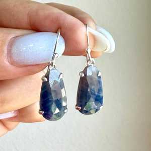 Pendientes de zafiro azul en forma de lágrima con engaste de púas, pequeños y delicados, de plata de ley 925, elegancia de piedra de nacimiento de septiembre. - Product Image 1