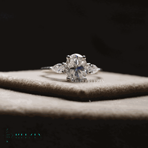 Bague de fiançailles de style trois pierres en diamant ovale et coupe poire pour femme - Product Image 1