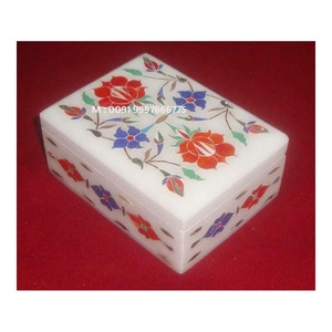 Fabricant indien de boîtes rectangulaires en marbre blanc pur faites à la main avec incrustations de fleurs, pour les cadeaux du Ramadan - Product Image 1