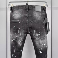 Jean en denim brodé et délavé style hip-hop avec effet éclaboussures de peinture et rivets, collection 2025, pour homme