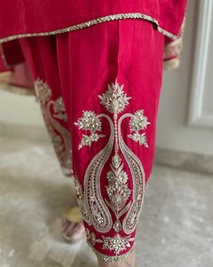 Impression dessinée à la main Designer exclusif Nouveau costume pakistanais en soie pure Chinon pour mariage et fête Occasion - Product Image 5
