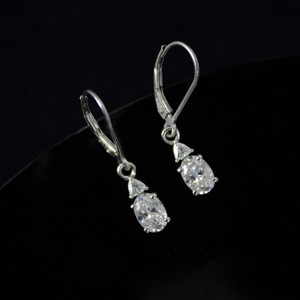 Pendientes minimalistas de estilo vintage con palanca trasera de Plata de Ley 925 de moissanita de corte ovalado y trillón, pendientes de piedra blanca - Product Image 1