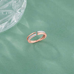 Bague en or rose sertie de diamants, design tendance à maillons - Product Image 1