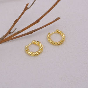 Pendientes de aro Huggie redondos chapados en oro clásico, diseño de cuerda trenzada para mujer a la moda para uso diario en fiestas, hecho de latón duradero - Product Image 5