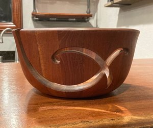Cuenco de madera de teca para hilo, 9 pulgadas de diámetro en el punto más ancho x 4.75 pulgadas de altura, en muy buen estado vintage - Product Image 4