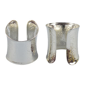 Pulseras de joyería para mujer con diseño de latón brillante y el mejor brazalete de diseñador con diseño de Acabado plateado - Product Image 2