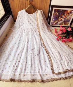 Robe de soirée Salwar Suit en viscose brodée lourde Alphanumero, vêtement de fête, vente en gros - Product Image 3