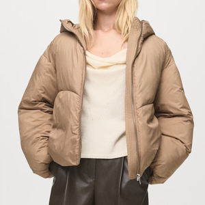 Chaqueta Acolchada Cómoda de la Colección de Invierno Cálida y Acogedora OEM con Tela de Nailon Transpirable, Chaqueta con Capucha Ajustable para Mujer - Product Image 2