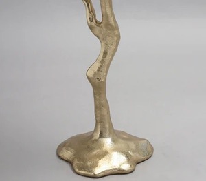 เชิงเทียนอลูมิเนียมสีทองสุดหรูพร้อมกระจกเฮอร์ริเคนสีทองเพิ่มความอบอุ่นเชิญชวนให้บรรยากาศหรูหราและมีสไตล์ในทุกห้อง - Product Image 5