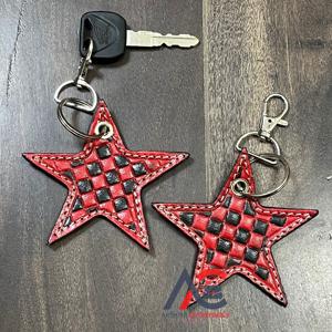 Porte-clés en cuir de vache à carreaux étoiles noires et rouges, tendance 2026, mignon, design unisexe, accessoire de sac, porte-clés pour cadeau - Product Image 1