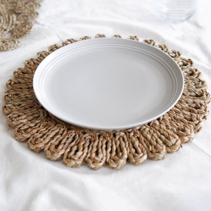 Hermoso mantel ondulado de algas marinas, cargadores de placa de rafia natural, placas de cargador inferiores para decoración de bodas - Product Image 3