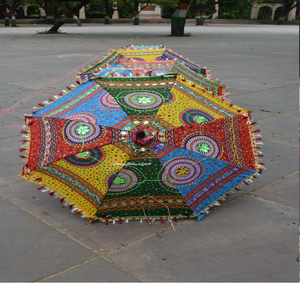 Parapluie Rajasthani brodé d'éléphants, rose, jaune, bleu, multicolore, avec travail de miroir, pour l'extérieur, disponible à prix de gros. - Product Image 5
