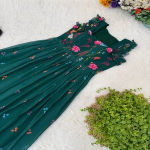 Robe de créateur à impression numérique pour femmes fabriquée avec une lourde georgette, une doublure en crêpe et des manches courtes bouffantes - Product Image 2