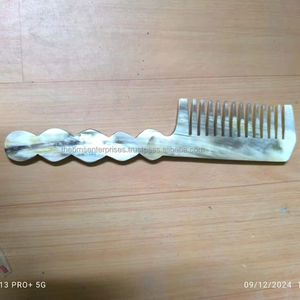 Peine de peluquería de cuerno de ganado natural negro y marrón con peine de piojos con mango para uso doméstico - Product Image 1