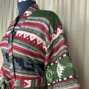 เสื้อคลุมกิโมโนผ้าวูลผสมสำหรับผู้หญิง สวมใส่สบาย อุ่นสบาย เหมาะสำหรับฤดูหนาว ดีไซน์ลายเรขาคณิต แจ็คเก็ตสั้น ทำมือ เนื้อผ้านุ่ม ชุดคลุมอาบน้ำ สวยสมบูรณ์แบบ - Product Image 6