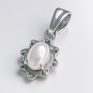 Pendentif en perle d'eau douce ovale Rhaya Jewels Evergreen, plaqué rhodium, argent sterling, style minimaliste classique, 1,10 g, unisexe - Product Image 1